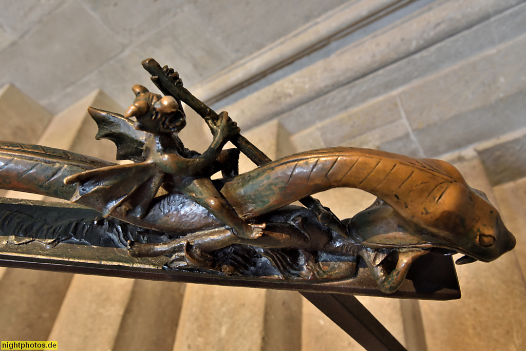 Naumburg. Evangelischer Dom St Peter und Paul. Erbaut ab 13. Jhdt. Ostchor. Figürlicher Handlauf aus Bronze von Heinrich Apel erschaffen 1972 und 1983