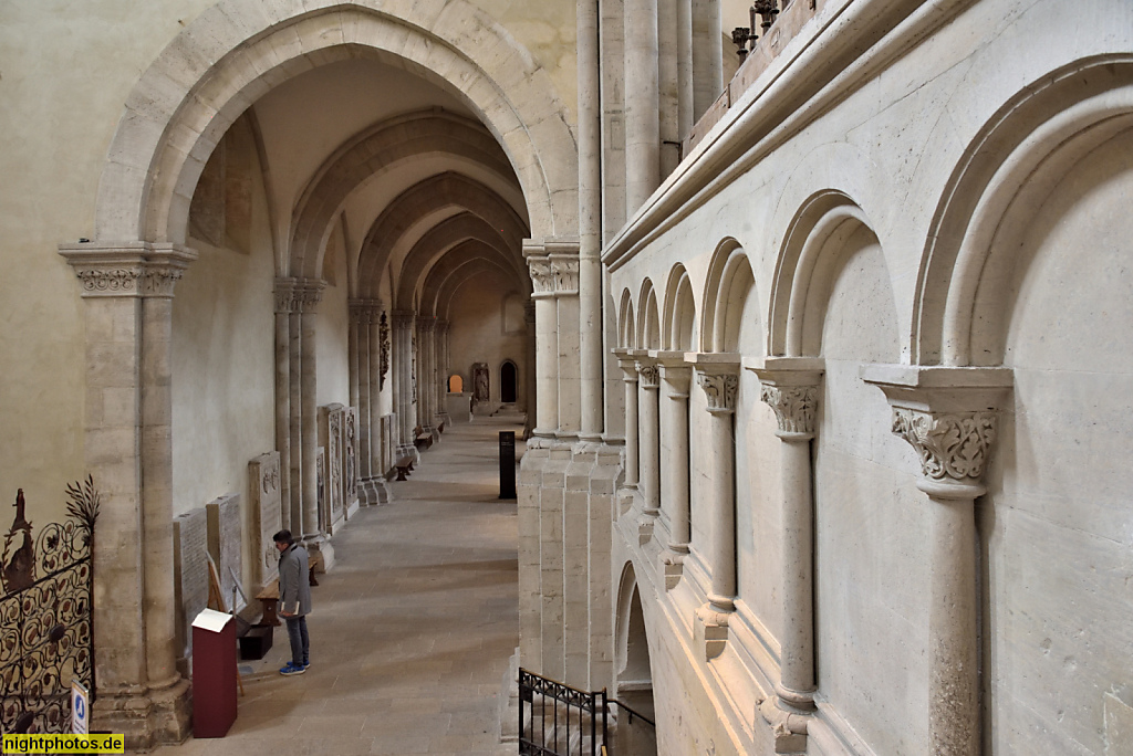 Naumburg. Evangelischer Dom St Peter und Paul. Erbaut ab 13. Jhdt. Südliches Seitenschiff und Sockel Ostchor mit Blendarkaden