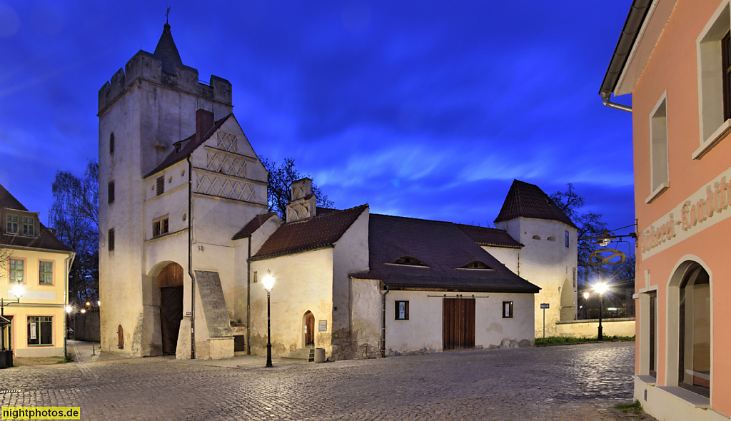 Naumburg. Marientor als Teil der Stadtmauer seit 1287. Doppeltoranlage in Bauform einer Barbakane seit 1446. Torbau mit Strebepfeiler. Turm mit Zinnen