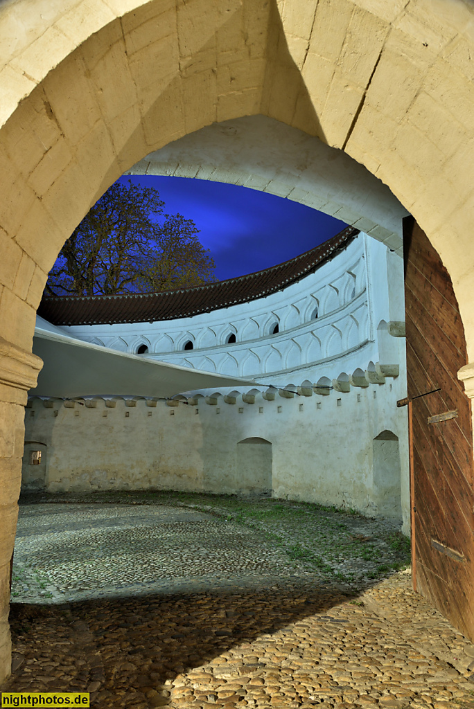 Naumburg. Marientor als Teil der Stadtmauer seit 1287. Doppeltoranlage in Bauform einer Barbakane seit 1446. Aussentor. Innenhof mit Wehrgang
