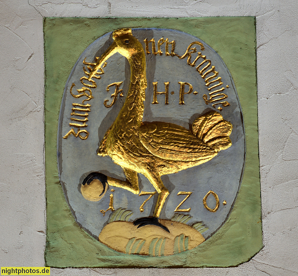 Naumburg. Hauszeichen Haus zum goldenen Krannige erbaut 1720 laut Inschrift. Marienstrasse 24