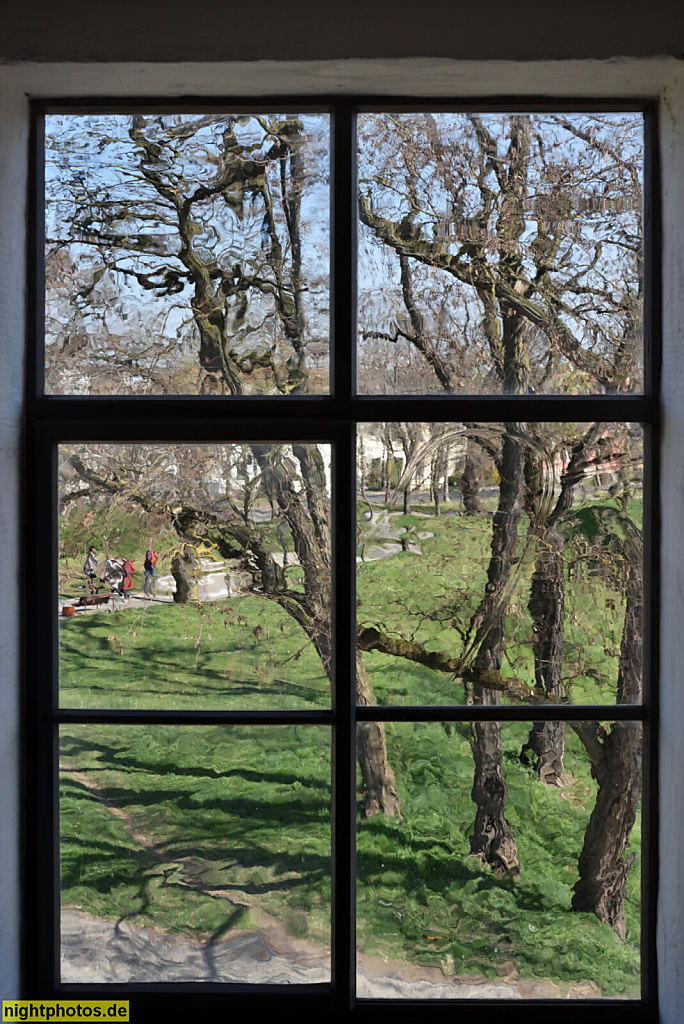 Naumburg. Marientor als Teil der Stadtmauer seit 1287. Doppeltoranlage in Bauform einer Barbakane seit 1446. Fenster im Akzisehaus mit Antikglas