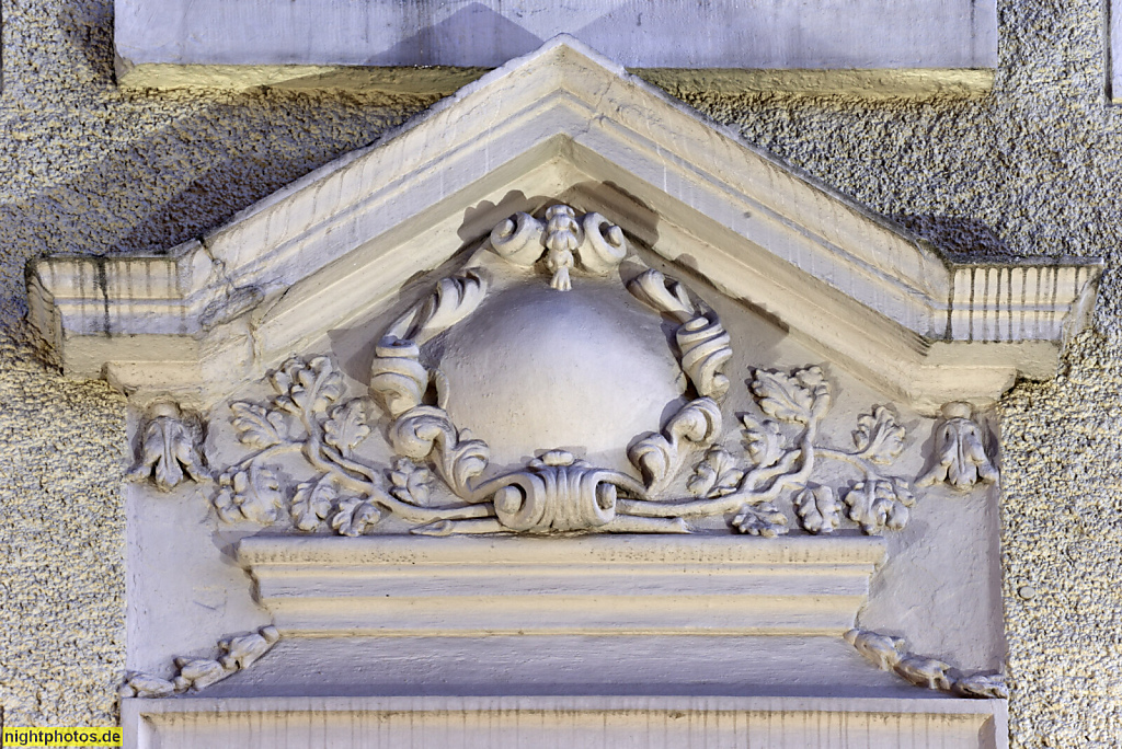 Naumburg. Wohn- und Geschäftshaus. Mit Voluten und floral ornamentierte Kartusche mit Medaillon. Salzstrasse 33