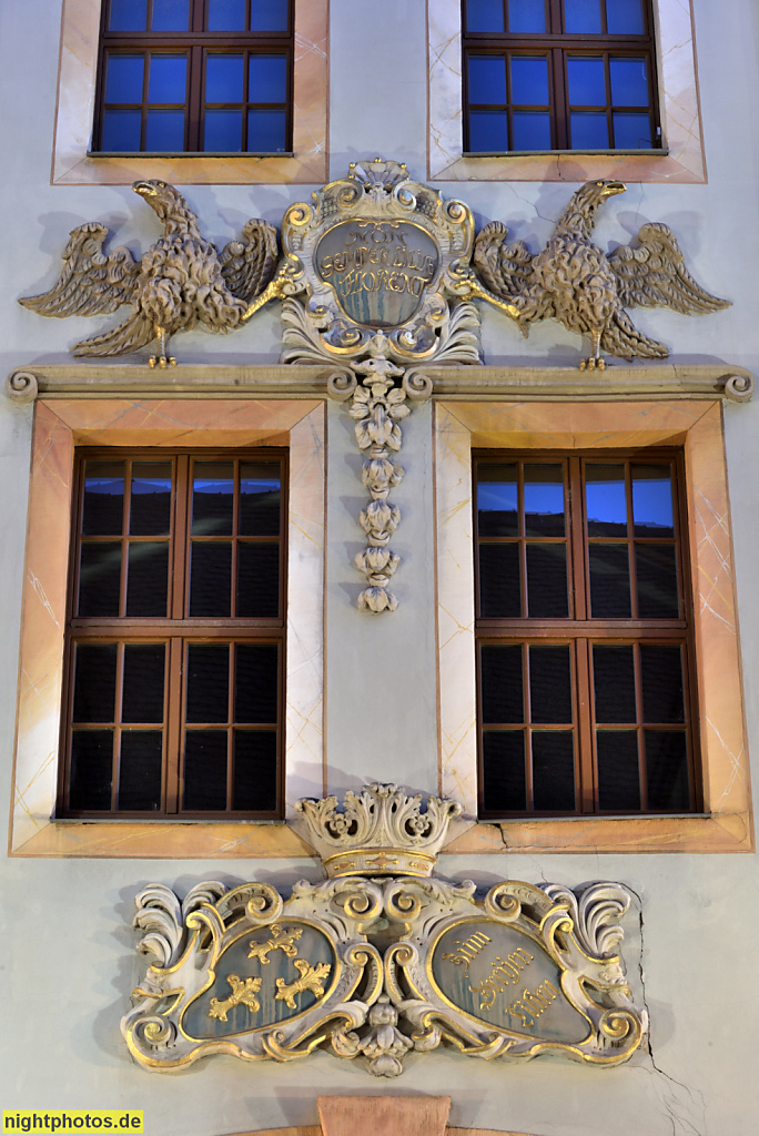 Naumburg. Wohn- und Geschäftshaus. Haus zu den drei Lilien. Barocker Fassadenschmuck mit Wappenschildern in Kartuschen, Greif. Salzstrasse 32