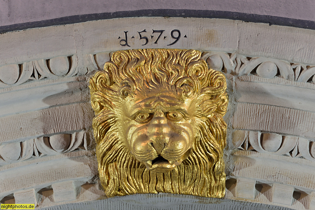 Naumburg. Wohn- und Geschäftshaus erbaut 1579. Hauszeichen 'Goldener Löwe'. Salzstrasse 15