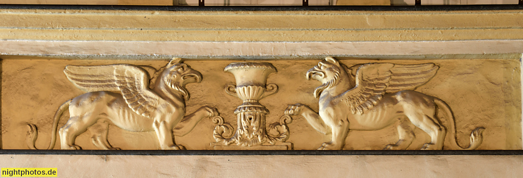 Naumburg. Relief mit Fabelwesen Greif an Fassade der Adler-Apotheke. Kramerplatz 4