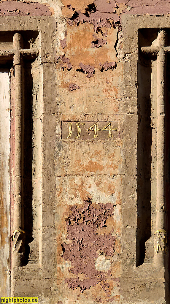Naumburg. Fassadeninschrift '1544' zwischen Fenstern mit Kreuzstabgewand in der Herrenstrasse