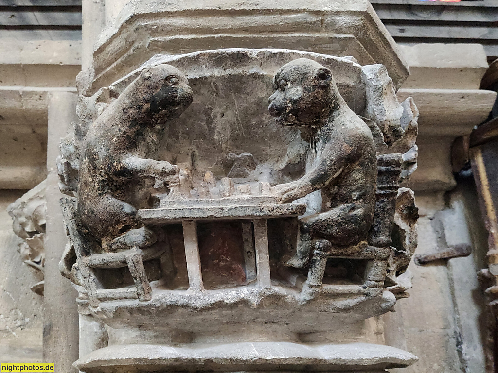 Naumburg. Evangelischer Dom St Peter und Paul. Erbaut ab 13. Jhdt. Kapitell im Ostchor. Darstellung der Sage von Affe und Meerkatze die Schach spielen