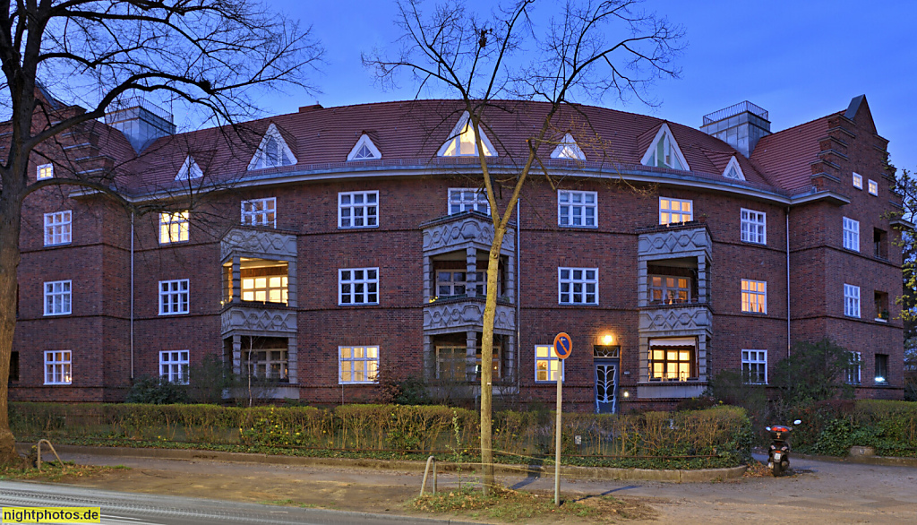 Berlin Lichterfelde Giesensdorf. Mietshaus erbaut 1925-1926 von Bruno Möhring und Hans Spitzner. Ostpreussendamm 153 Schillerstrasse 31