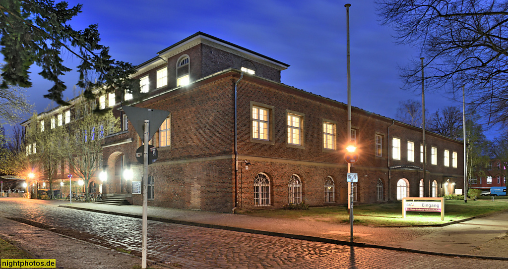 Berlin Lichterfelde. Victor-Gollancz-Volkshochschule. Erbaut 1914-1917 in Reformarchitektur von Richard Tietze als Erweiterung des Rathauses. Instandsetzung 1950-1951. Goethestrasse 9