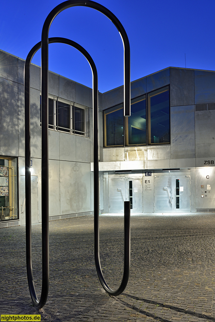 Berlin Neukölln Gropiusstadt. Zentrum für Sprache und Bewegung ZSB. Edelstahlplastik 'und und an sich' von Anne Gathmann erschaffen 2019-2024