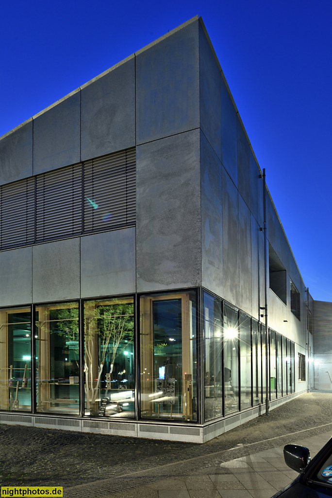 Berlin Neukölln Gropiusstadt. Zentrum für Sprache und Bewegung ZSB. Erbaut 2025 von AFF Architekten mit Metallfassade auf Campus Efeuweg Ecke Fritz-Erler-Allee