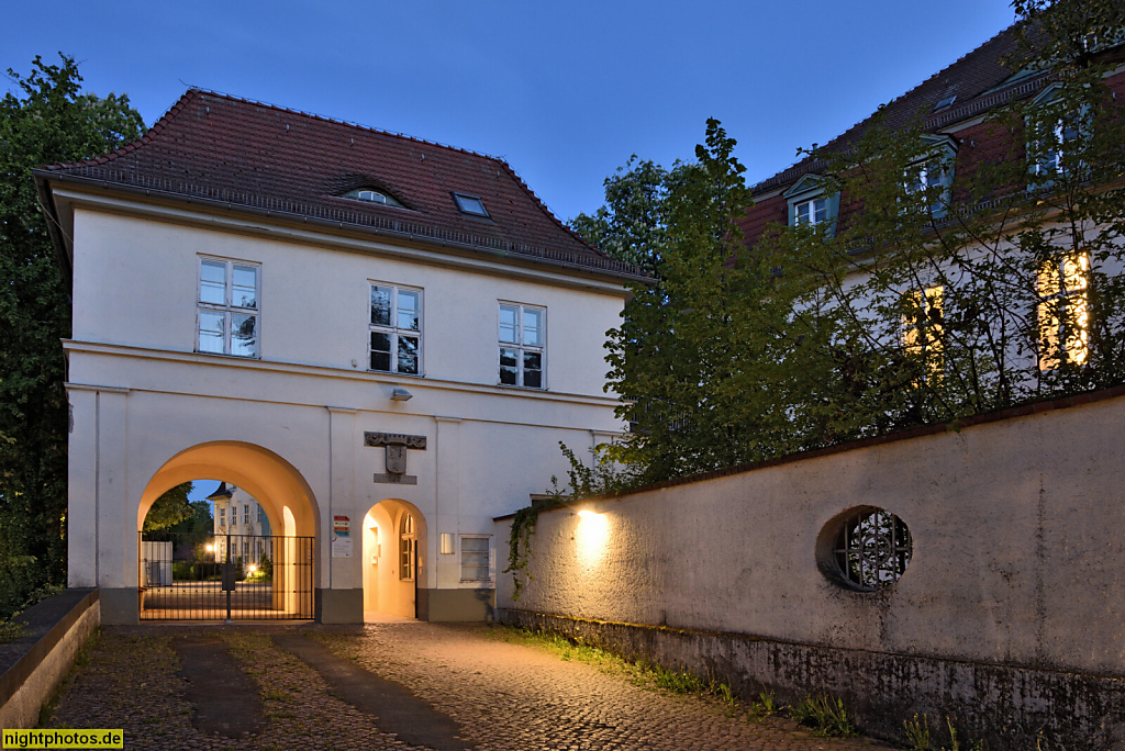 Berlin Buckow. Vivantes Klinikum Neukölln. Eingangstor. Erbaut 1906-1909 von Reinhold Kiehl. Erweitert 1911-1913 und 1919-1932 im Pavillonstil. Rudower Strasse 56