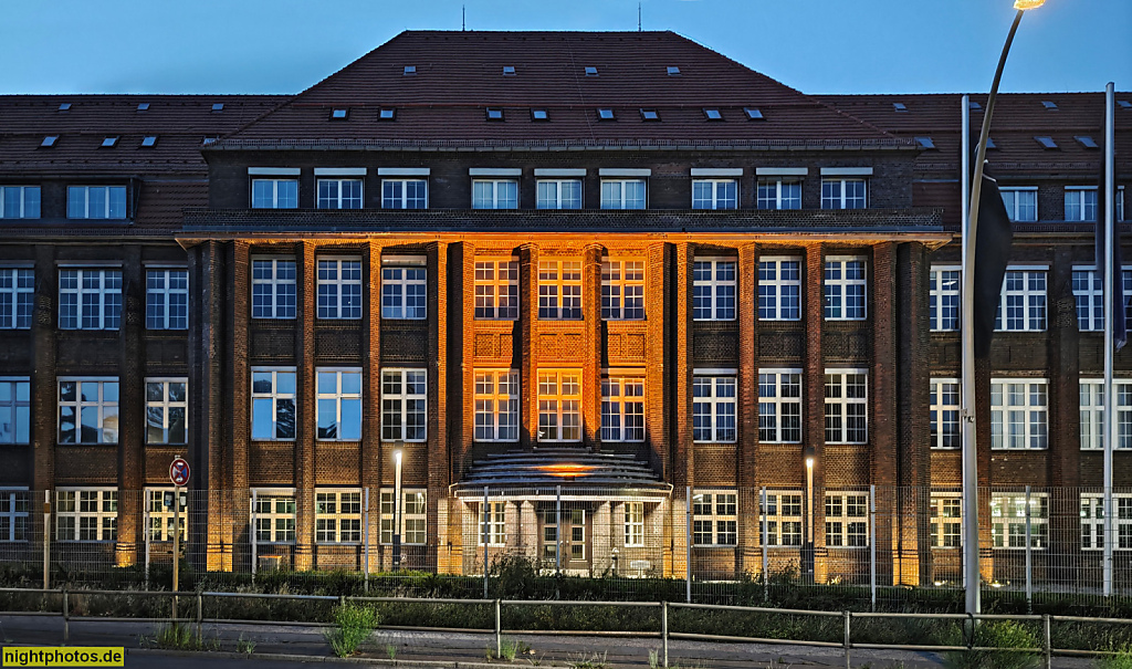 Berlin Marienfelde. Daimler Benz AG. Erbaut 195-1916 von Karl Stodieck als Hauptgebäude mit Klinkerfassade und Strebepfeilern. Daimerstrasse 112-144