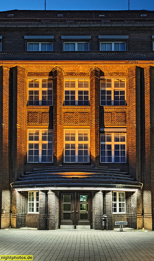 Berlin Marienfelde. Daimler Benz AG. Erbaut 195-1916 von Karl Stodieck als Hauptgebäude mit Klinkerfassade und Strebepfeilern. Daimerstrasse 112-144