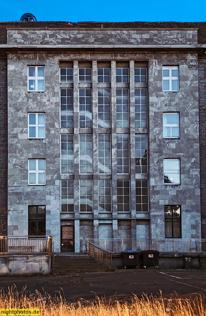 Berlin Marienfelde. Industriebau mit Klinkerfassade. Ehrenhof. Mittelrisalit aus Muschelkalk. Erbaut 1938 als Fabrik- und Verwaltungsgebäude der Fritz-Werner AG. Daimlerstrasse 97-111