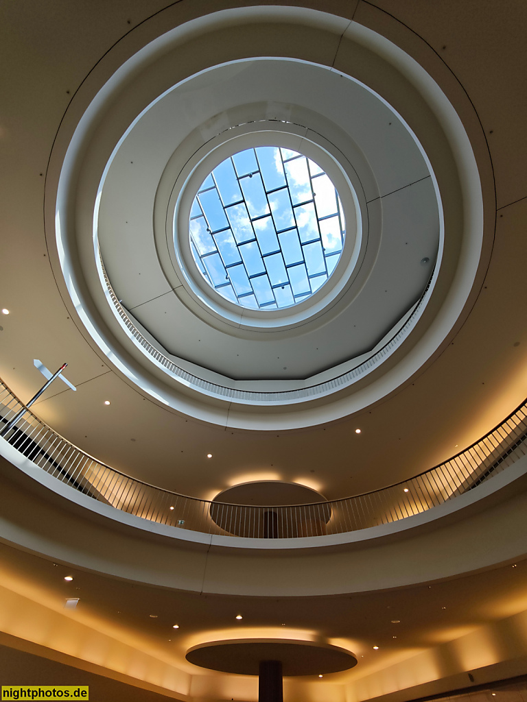 Berlin Steglitz. Boulevard Berlin. Shopping Mall. Einkaufszentrum erbaut 2008-2012 von Ortner und Ortner Baukunst unter GU Aukett und Heese. Giovanni L. Eiscafe. Schlossstrasse 10