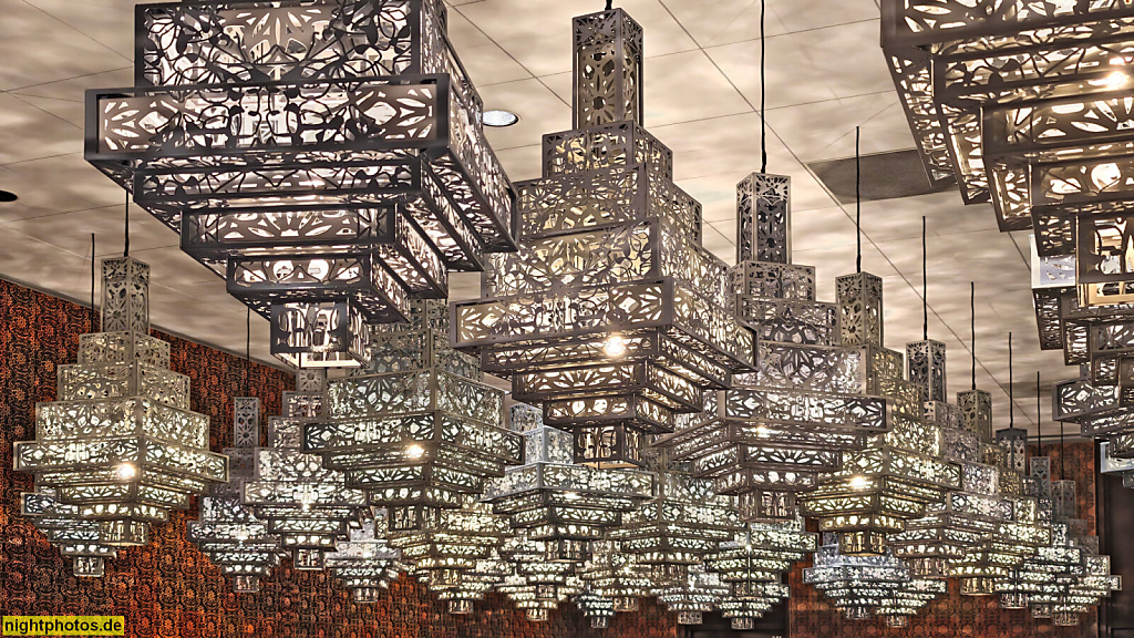 Berlin Mitte Tiergarten Nationalgalerie erbaut 1965-1968 von Mies van der Rohe im Stil der klassischen Moderne. Cafeteria als Rauminstallation von Jorge Pardo 2021