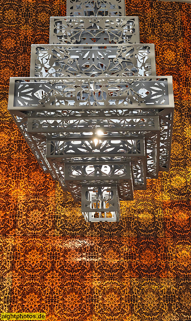 Berlin Mitte Tiergarten Nationalgalerie erbaut 1965-1968 von Mies van der Rohe im Stil der klassischen Moderne. Cafeteria als Rauminstallation von Jorge Pardo 2021