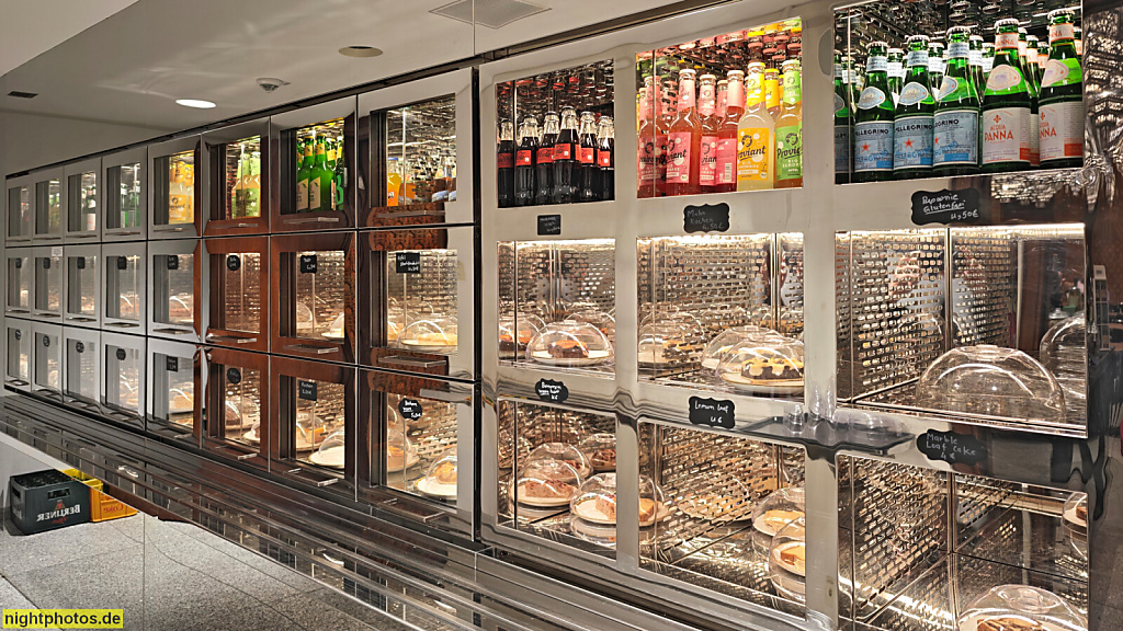 Berlin Mitte Tiergarten Nationalgalerie erbaut 1965-1968 von Mies van der Rohe im Stil der klassischen Moderne. Cafeteria sponsored by Gaggenau 2021