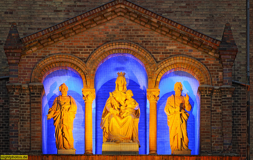 Potsdam. St. Peter und Paul. Erbaut 1867-1870. Apostel Peter und Paul. Maria mit dem Christuskind. Bassinplatz
