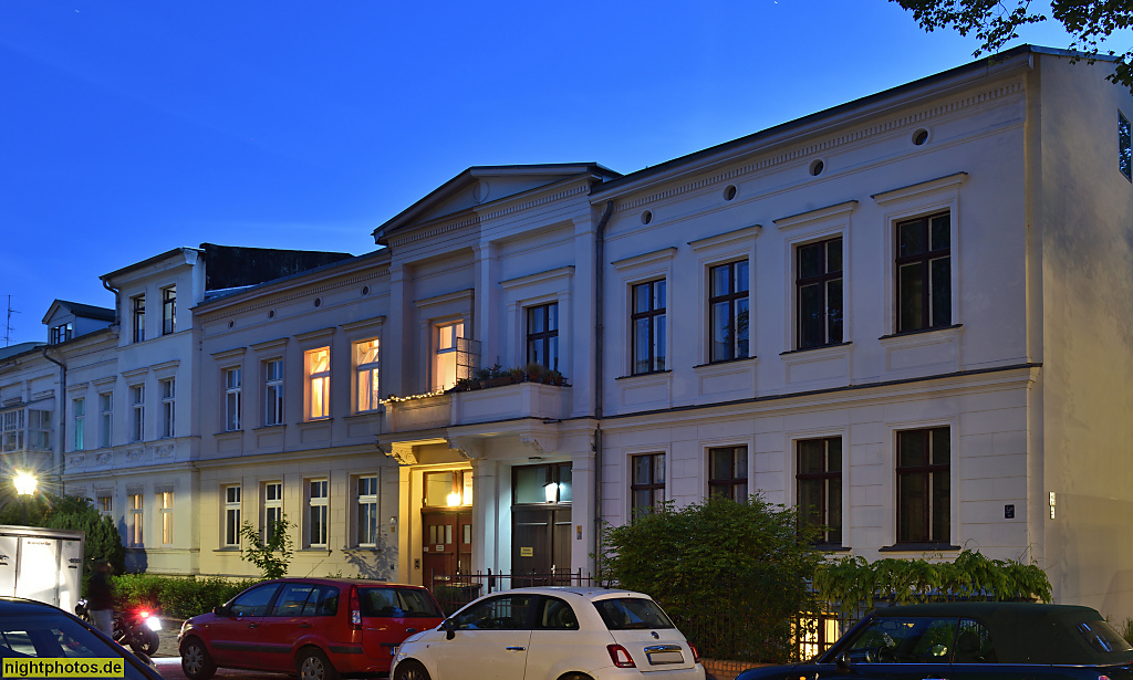 Berlin. Tempelhof.  Mietshaus spätklassizistisch erbaut um 1873. Neue Strasse 14 und 12