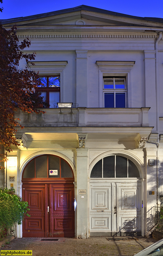 Berlin. Tempelhof. Mietshaus spätklassizistisch erbaut um 1873. Tordurchfahrt. Neue Strasse 22 und 20