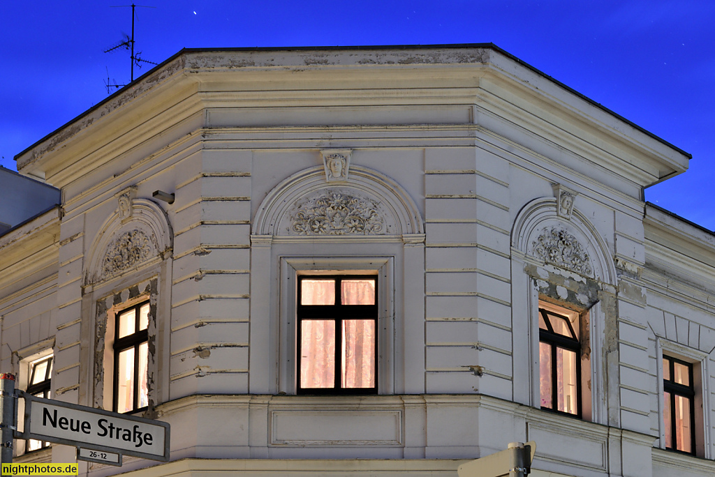 Berlin. Tempelhof. Mietshaus spätklassizistisch erbaut um 1873. Eckhaus mit Eckrisalit. Neue Strasse 26