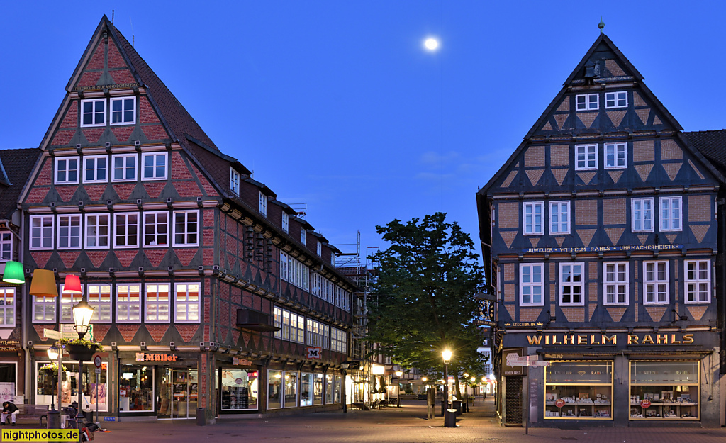 Celle. Altstadt. Auskragendes Fachwerk mit Backsteinausfachung. Links Fassade von 1620. Wiederaufbau 1960. Zöllnerstrasse 44. Rechts erbaut im 17. Jhdt. Poststrasse 10