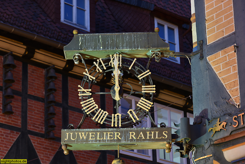 Celle. Altstadt. Juwelier Wilhelm Rahls. Fachwerk erbaut im 17. Jhdt. Nasenschild mit Uhr. Poststrasse 10