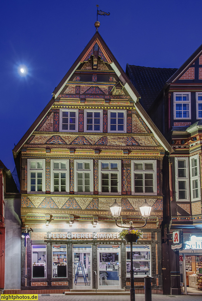 Celle. Altstadt. Fleischerei Zimmermann. Fachwerk mit Auskragung und Flachschnitzornamentik. Lt. Inschrift erbaut 1693. Stechbahn 4