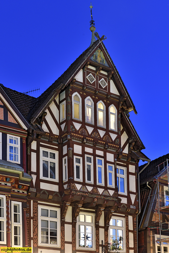 Celle. Altstadt. Fachwerk mit Auskragung und Flachschnitzornamentik. Übergiebelter Erker auf Figurkonsolen. Lt. Inschrift erbaut 1497. Umbau 1908. Stechbahn 6