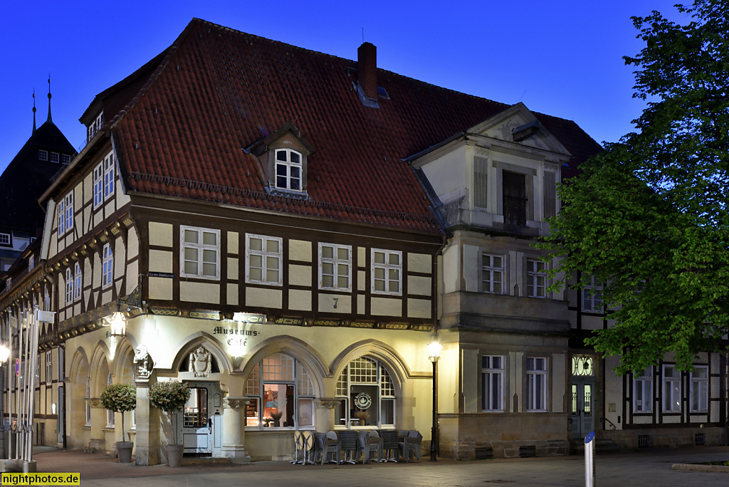 Celle. Altstadt. Museumscafe Baxmann. Fachwerk Auskragung. Erdgeschoss gestaltet 1906 von Alfred Sasse. Erbaut 1530 als Zollhaus. Apotheke seit 1580. Löwen-Apotheke bis 2010. An der Stadtkirche 1