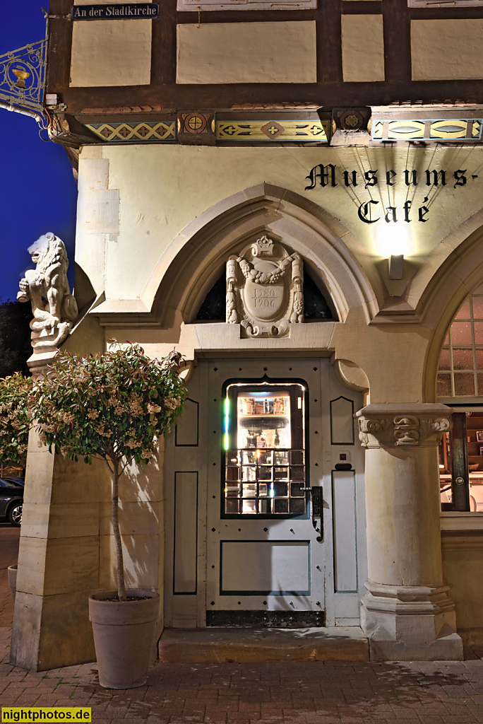Celle. Altstadt. Museumscafe Baxmann. Fachwerk Auskragung. Erdgeschoss gestaltet 1906 von Alfred Sasse. Erbaut 1530 als Zollhaus. Apotheke seit 1580. Löwen-Apotheke bis 2010. An der Stadtkirche 1