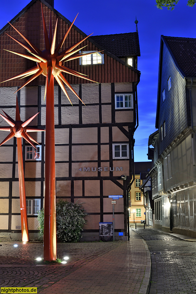 Celle. Altstadt. Kunstmuseum Celle mit Sammlung Robert Simon. Kunstwerk 'Feuerwerk für Celle' von Otto Piene. An der Stadtkirche. Blick in Kalandgasse