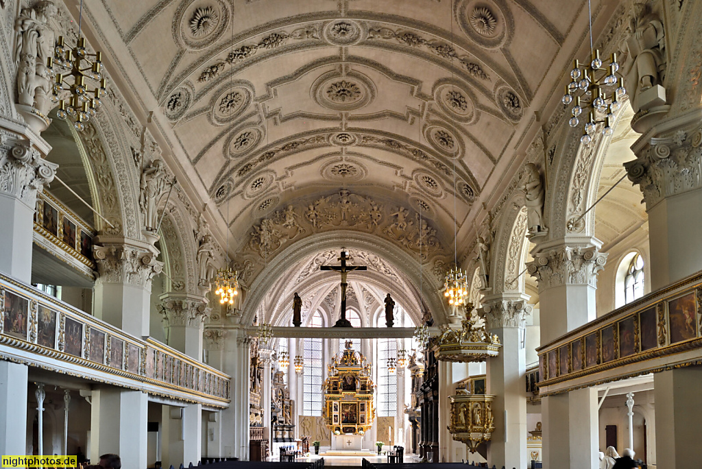 Celle. Altstadt. Stadtkirche St. Marien. Erbaut 1292-1308. Umbau Barock 1676-1698. Renovierung 1967-1968. Tonnengewölbe. Langhaus mit Kreuzigungsgruppe Chor und Altarraum