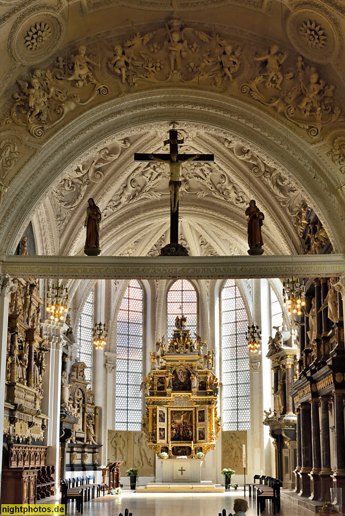Celle. Altstadt. Stadtkirche St. Marien. Erbaut 1292-1308. Umbau Barock 1676-1698. Renovierung 1967-1968. Tonnengewölbe. Kreuzigungsgruppe Chor und Altarraum