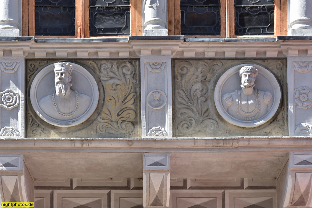 Celle. Altstadt. Altes Rathaus erbaut ab 1561. Medaillonporträts eines Kaiserpaares in den Brüstungsfeldern des Erkers. Illusionsmalerei aus 17. Jhdt restauriert 2006-2009