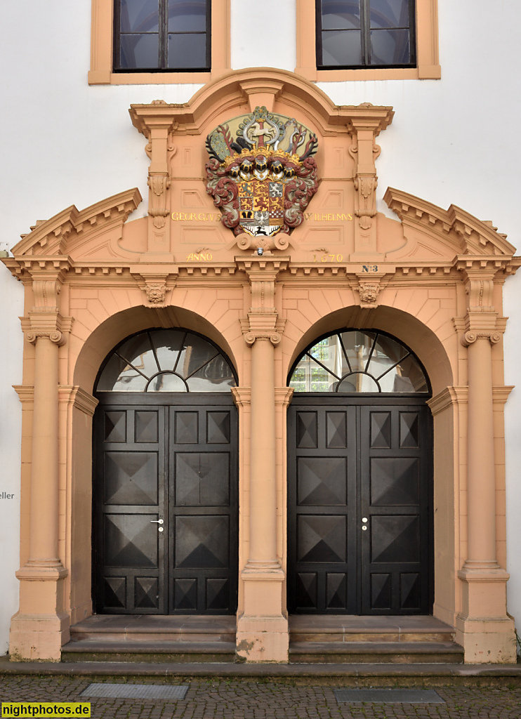 Celle. Altstadt. Schloss erbaut ab 1378 als Residenz der Herzöge von Braunschweig-Lüneburg. Tor Renaissance im Innenhof mit Wappen