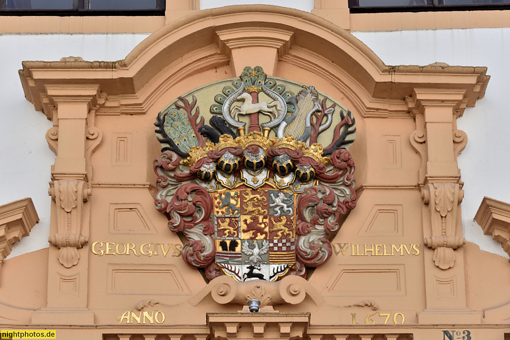 Celle. Altstadt. Schloss erbaut ab 1378 als Residenz der Herzöge von Braunschweig-Lüneburg. Tor Renaissance im Innenhof mit Wappen