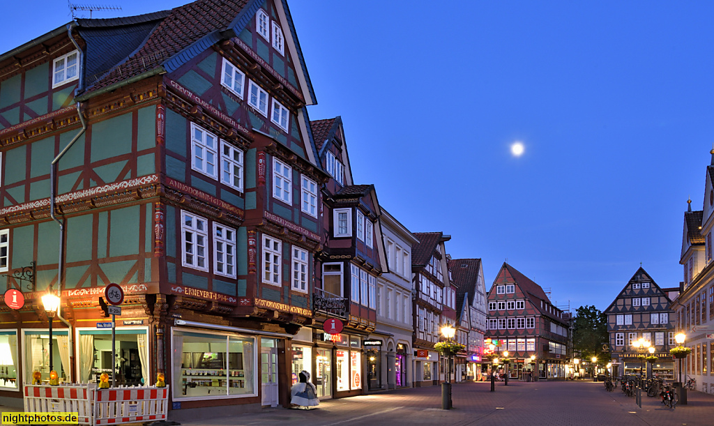 Celle. Altstadt. Fachwerk mit Flachschnitzornamentik. Auskragung. Eckhaus Markt 7 erbaut 1617. Erneuert 1914 und 2020. Markt 7-12