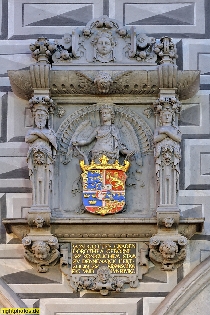 Celle. Altstadt. Altes Rathaus erbaut ab 1561. Wappen in figuralem Schmuckrelief. Illusionsmalerei aus 17. Jhdt restauriert 2006-2009