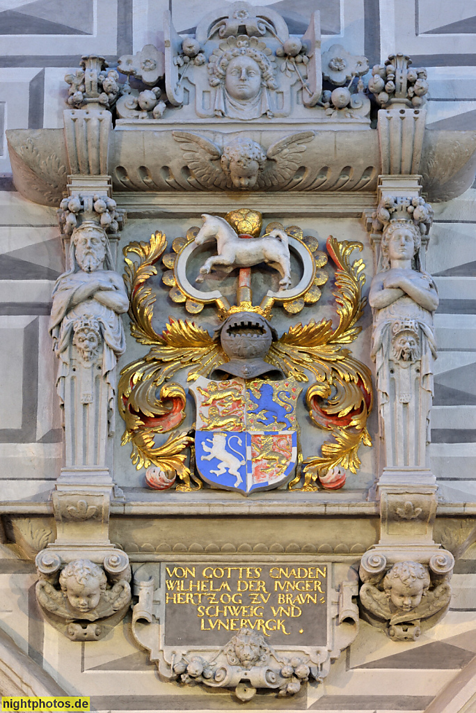 Celle. Altstadt. Altes Rathaus erbaut ab 1561. Wappen in figuralem Schmuckrelief. Illusionsmalerei aus 17. Jhdt restauriert 2006-2009