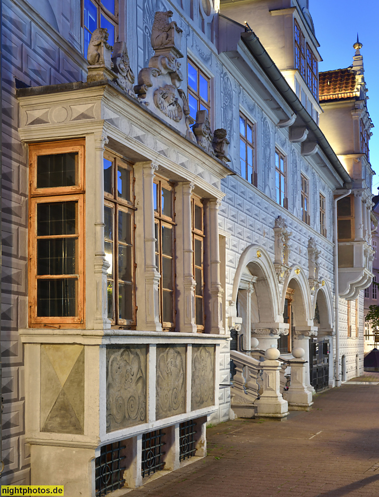 Celle. Altstadt. Altes Rathaus. Erker und Arkadenportal. Erbaut ab 1561. Illusionsmalerei von 1697 restauriert 2006-2009