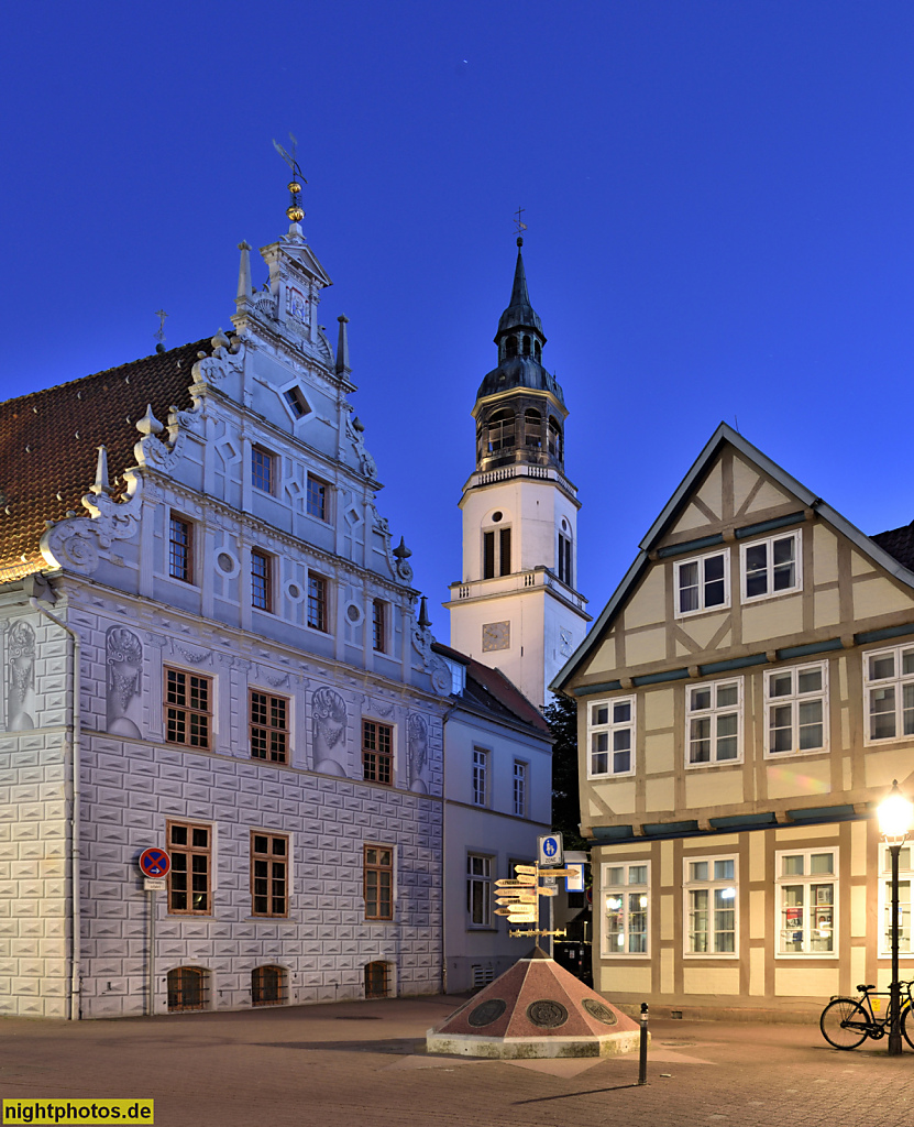 Celle. Altstadt. Altes Rathaus. Renaissancegiebel. Illusionsmalerei von 1697. Kirchturm Stadtkirche St. Marien. City-Wache Polizei erbaut um 1750. An der Stadtkirche 12
