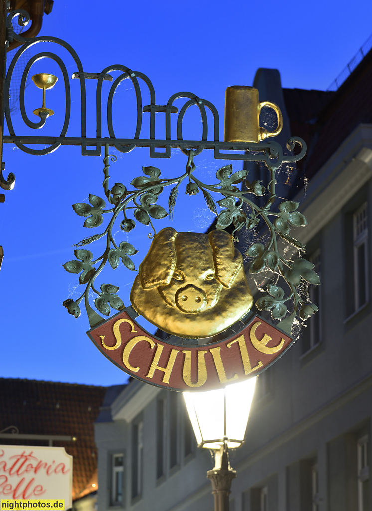 Celle. Altstadt. Restaurant Schweine Schulze mit Nasenschild. Neue Strasse 36