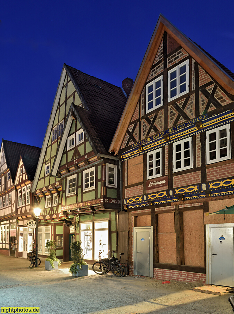 Celle. Altstadt. Fachwerk. Neue Strasse 32 erbaut um 1400. Übergiebelter Erker von 1600. Neue Strasse 33 laut Balkeninschrift erbaut 1595